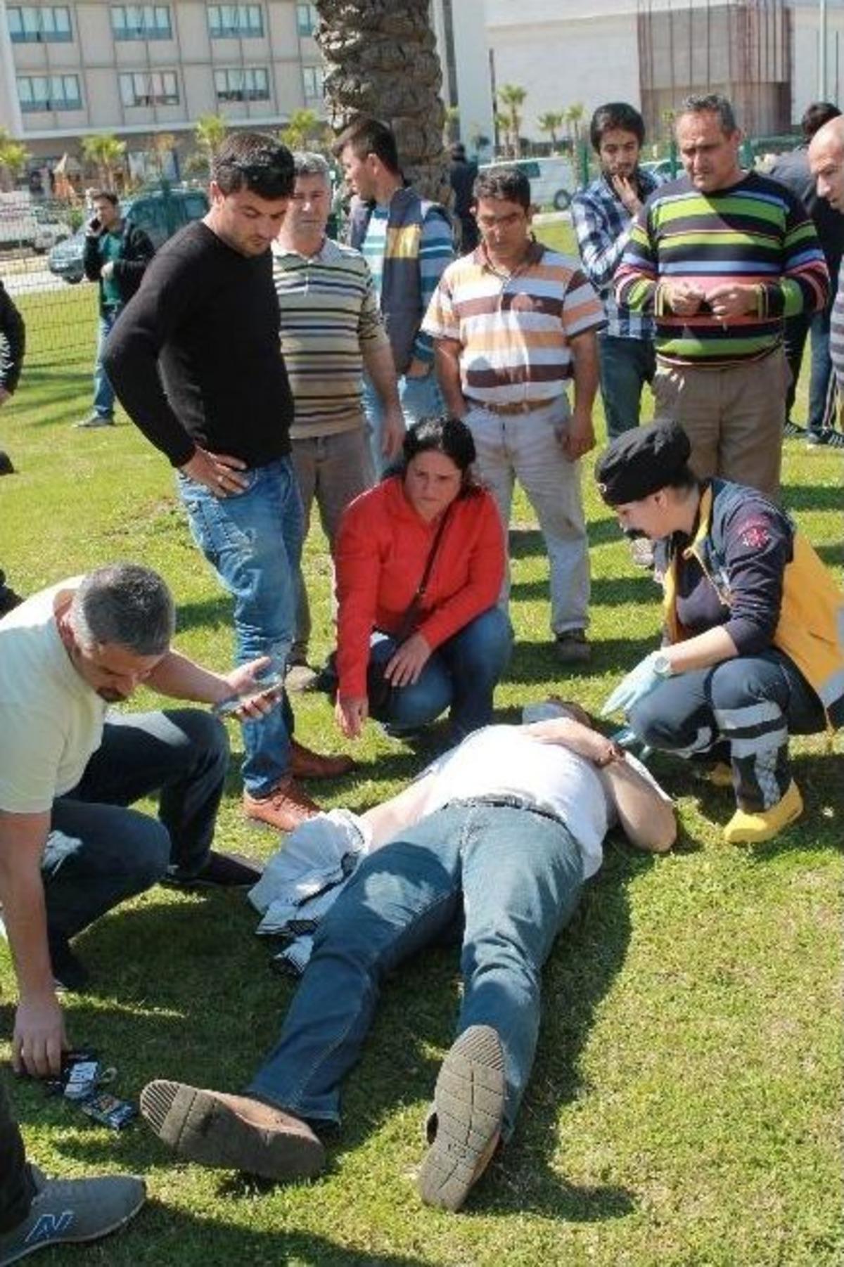 Kaza Yapan Otomobil Ref&uuml;jde &Ccedil;alışan Belediye İş&ccedil;ilerinin Arasına Daldı: 6 Yaralı