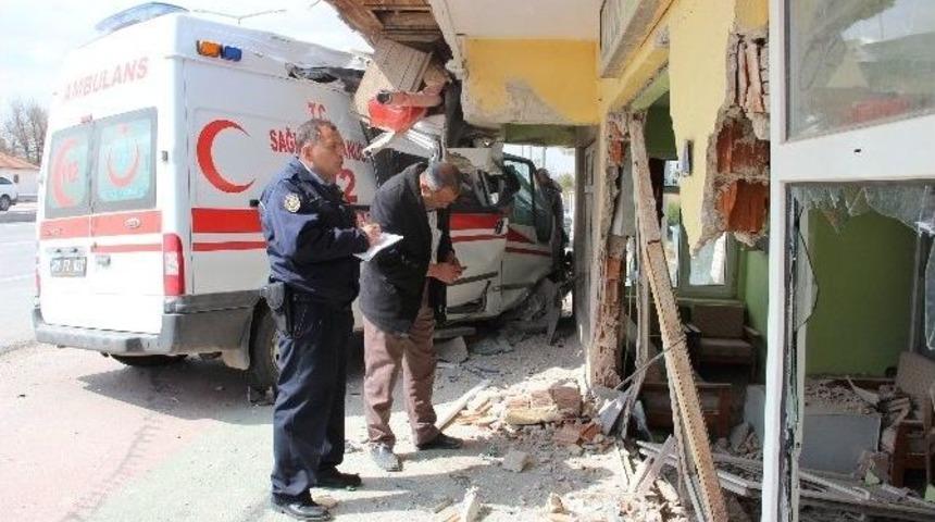 Ambulansla Otomobil &Ccedil;arpıştı: 6 Yaralı