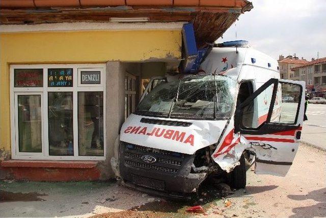 Ambulansla Otomobil Çarpıştı: 6 Yaralı