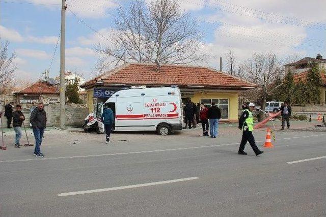 Ambulansla Otomobil Çarpıştı: 6 Yaralı