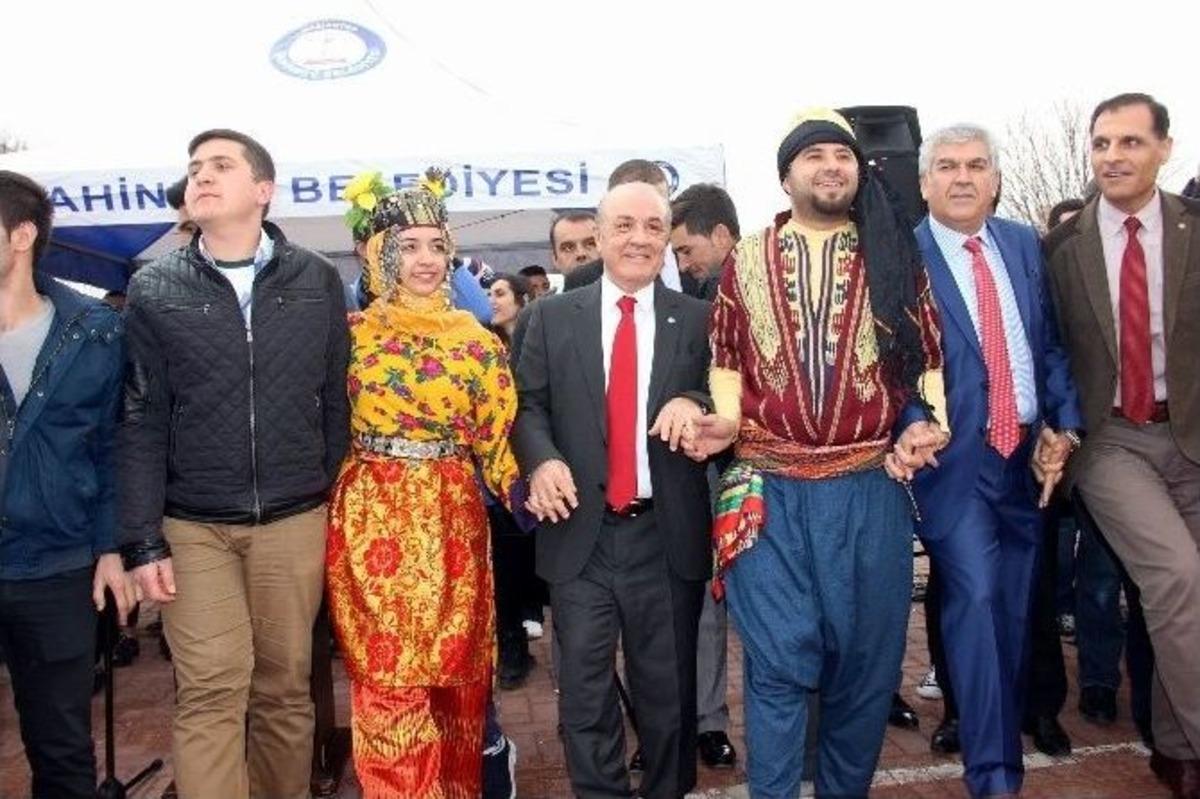 Gaziantep &Uuml;niversitesi&rsquo;nde Renkli Nevruz Halayı