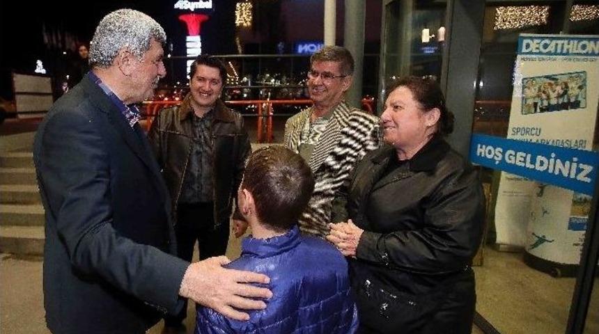 Başkan Karaosmanoğlu, Ter&ouml;re Tepki İ&ccedil;in Avm&rsquo;yi Gezdi