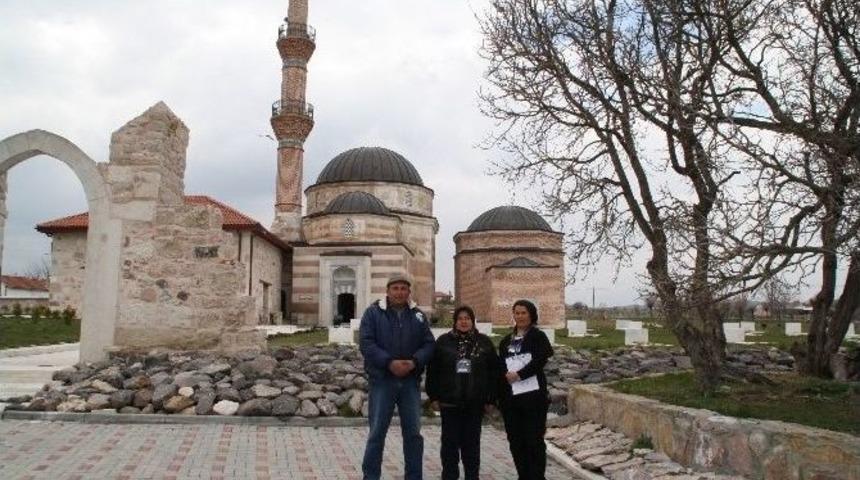 S&uuml;caaddin Veli T&uuml;rbesi Ve K&uuml;lliyesi Onlara Emanet