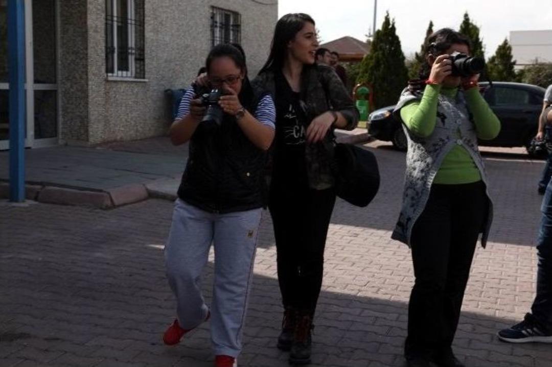 Er&uuml; İletişim &Ouml;ğrencilerinden &Ouml;rnek Davranış