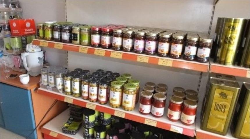 Burhaniye&rsquo;de Tariş Yazlık Mağazasını A&ccedil;tı