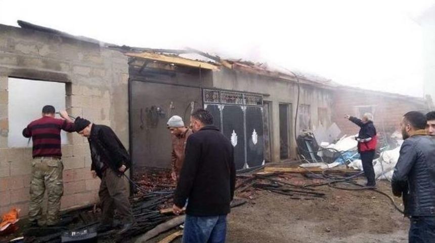 Sorgun&rsquo;da Ahır Ve Samanlık Yandı