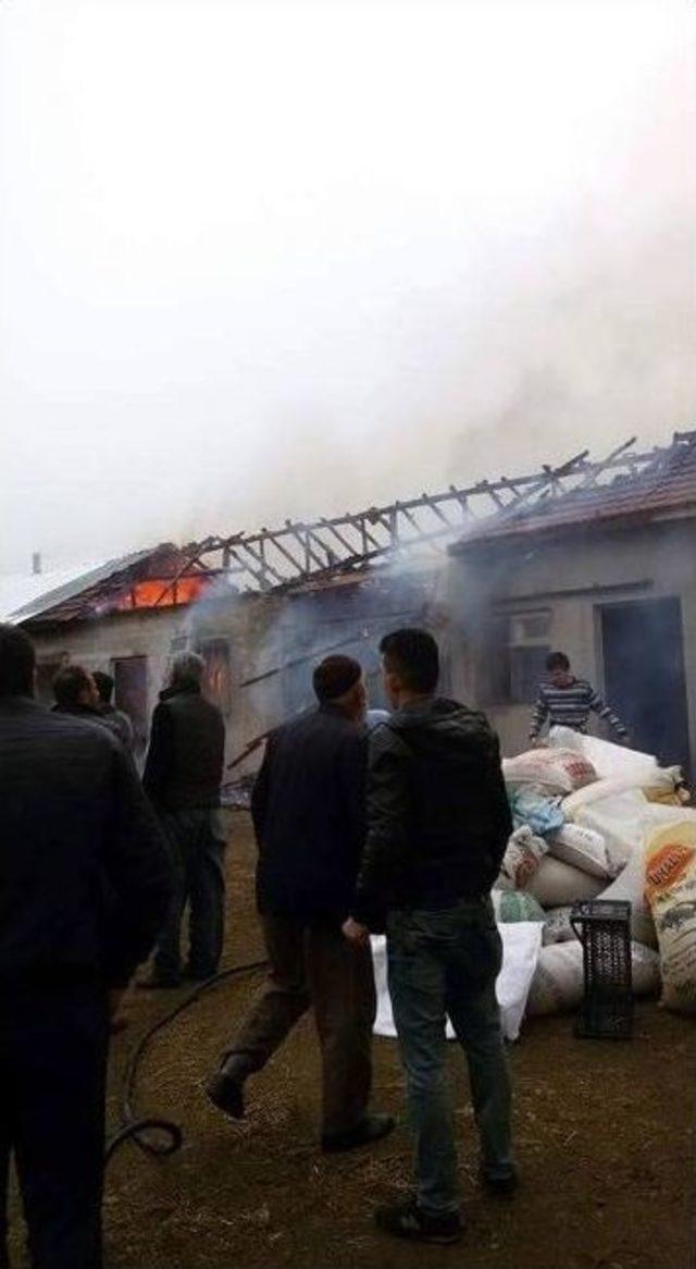Sorgun&rsquo;da Ahır Ve Samanlık Yandı 1