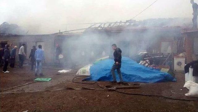 Sorgun&rsquo;da Ahır Ve Samanlık Yandı 2