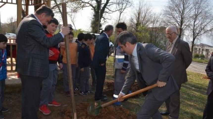 İlkokul &Ouml;ğrencileriyle Mutluluk Fidanı Dikti