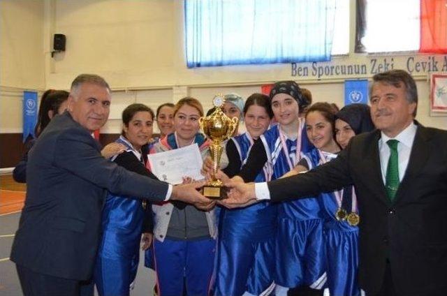 Basketbol İl Birincisi Gölbaşı İmam Hatip Lisesi Oldu