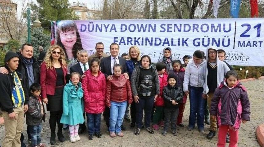 Down Sendromlu &Ccedil;ocuklar &Ccedil;i&ccedil;ek Dikti