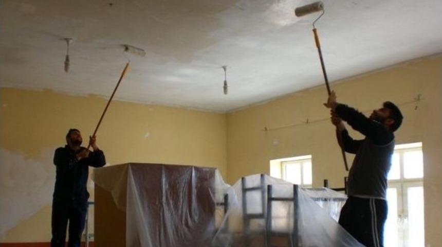 Iğdır &Uuml;niversitesi&rsquo;nden İlkokul &Ouml;ğrencilerine Hediye