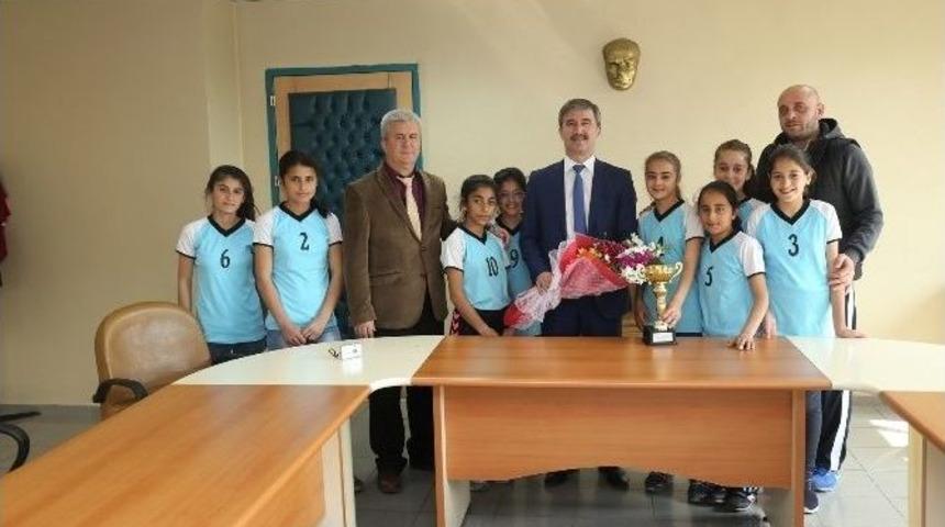 Başkan Şirin K&uuml;&ccedil;&uuml;k Voleybolculara Başarılar Diledi