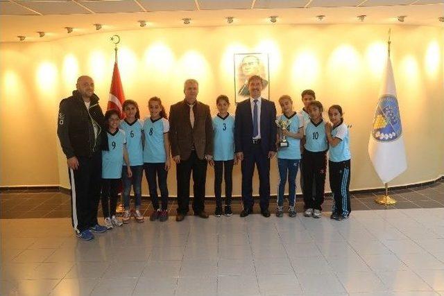 Başkan Şirin Küçük Voleybolculara Başarılar Diledi