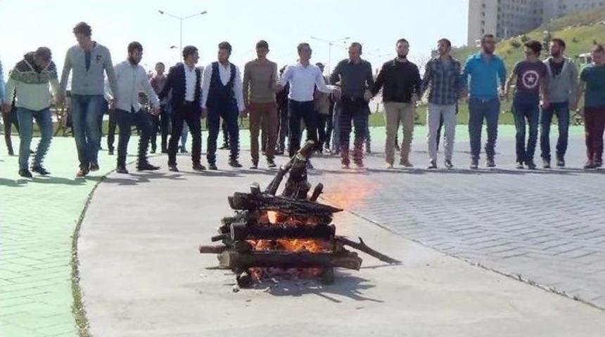 T&uuml;rk Bayrağı Altında Nevruz Horonla Kutlandı