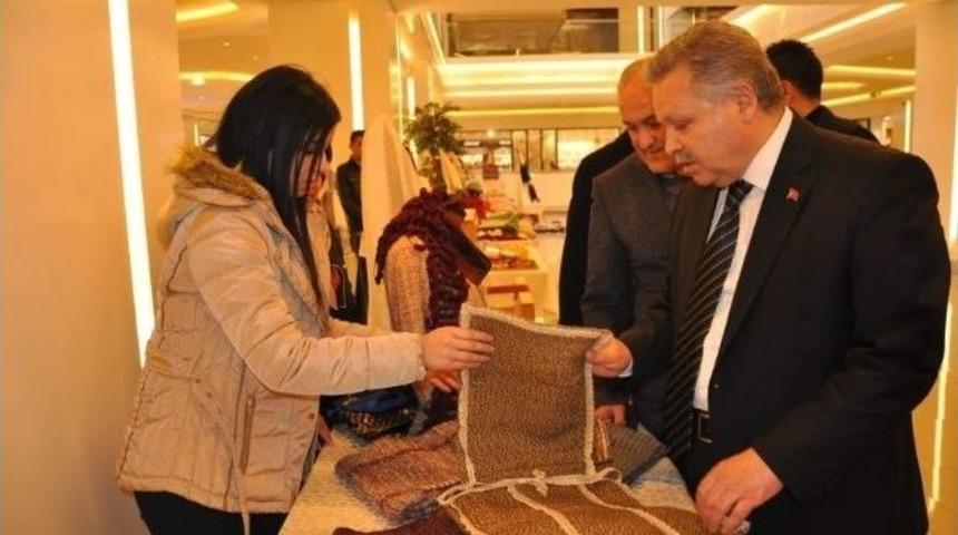 Vali Kahraman Huzurevi Sakinlerinin Yaptığı El İş&ccedil;iliği İşlemeleri Sergisini Gezdi