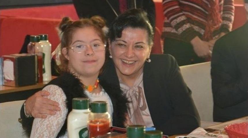 Vali Civelek Engelliler Umut Spor Kul&uuml;b&uuml; &Ouml;ğrencileri Kahvaltıda Buluştu