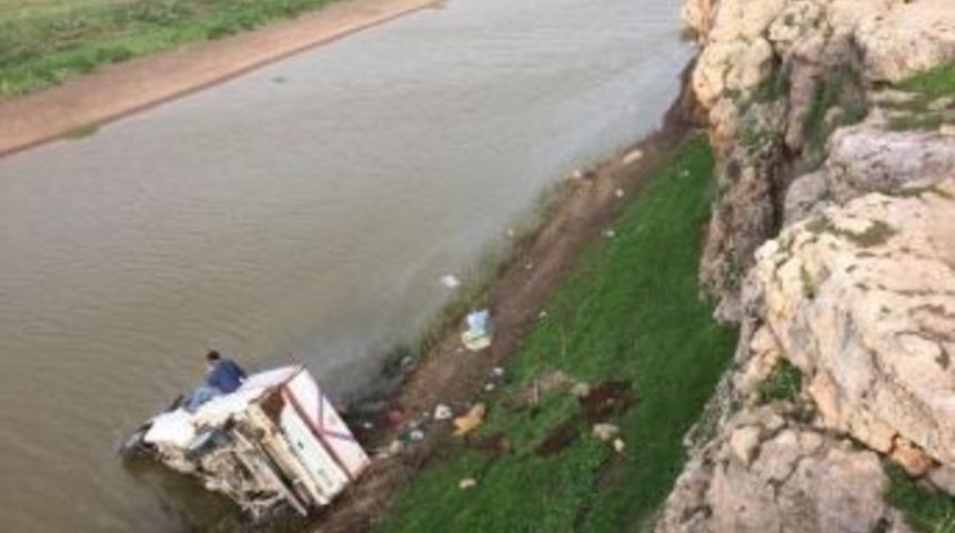 Ara&ccedil; 15 Metre Y&uuml;kseklikten Dereye U&ccedil;tu