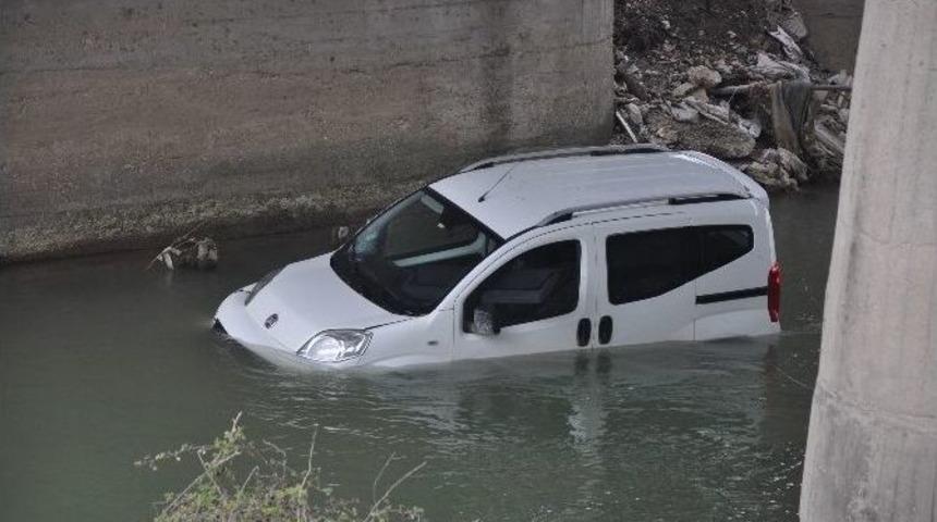 Dereye U&ccedil;an Ara&ccedil;tan &Ccedil;ıkıp Ka&ccedil;tılar