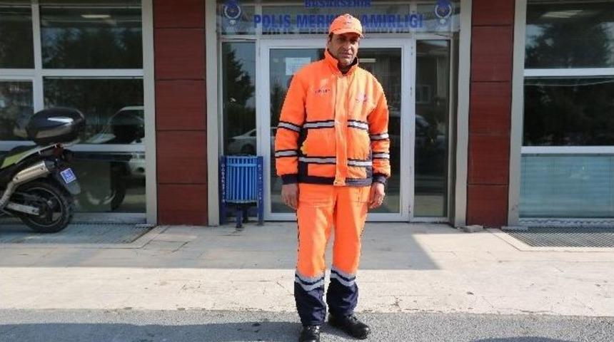 (&ouml;zel Haber) Temizlik İş&ccedil;isi Bulduğu 20 Bin Tl&rsquo;lik &Ccedil;eki Sahibine Teslim Etti