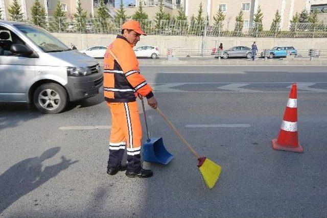 (özel Haber) Temizlik İşçisi Bulduğu 20 Bin Tl’lik Çeki Sahibine Teslim Etti