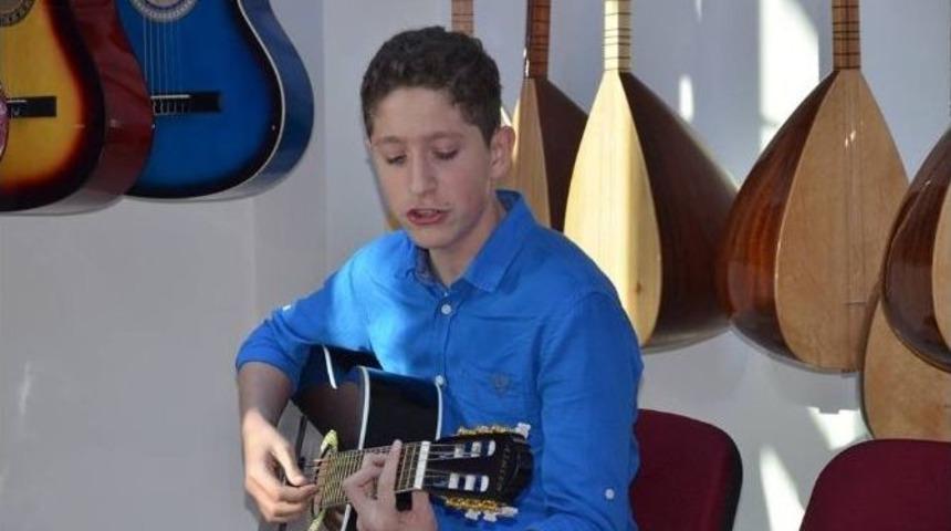 Suriyeli Hazem Hem T&uuml;rk&ccedil;e &Ouml;ğrendi Hem Şarkı S&ouml;ylemeye Başladı