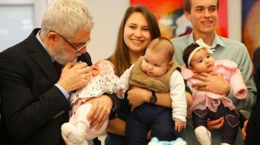 T&uuml;p Bebekler B&uuml;y&uuml;d&uuml; Kardeşleriyle Tanıştı