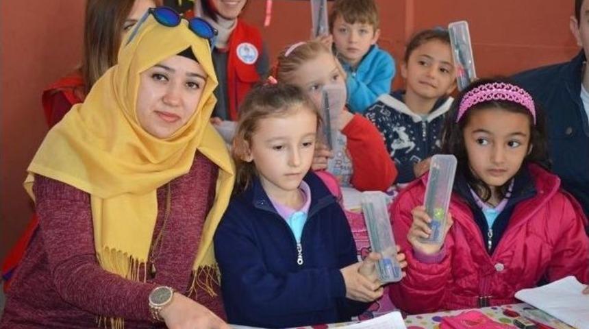 Ygs&rsquo;de Toplanan Kırtasiye Malzemeleri &Ouml;ğrencilere Dağıtıldı
