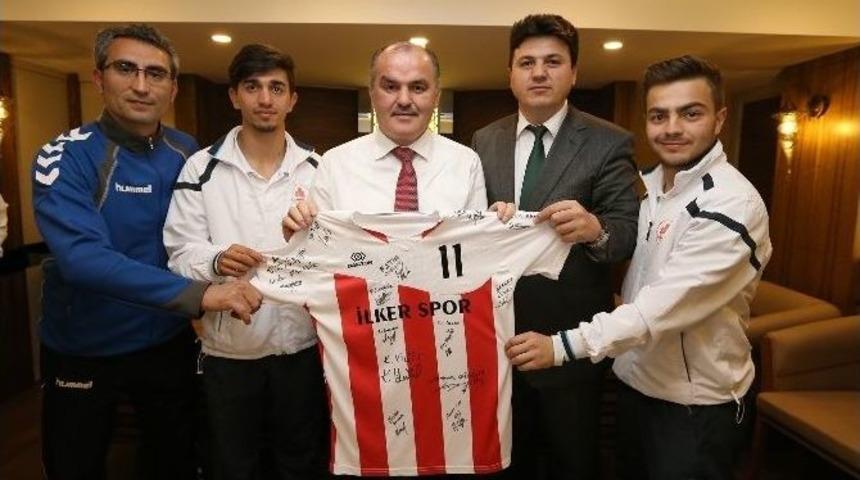 Başkan G&uuml;rlesin&rsquo;den T&uuml;rkiye Şampiyonu Takıma &Ouml;d&uuml;l