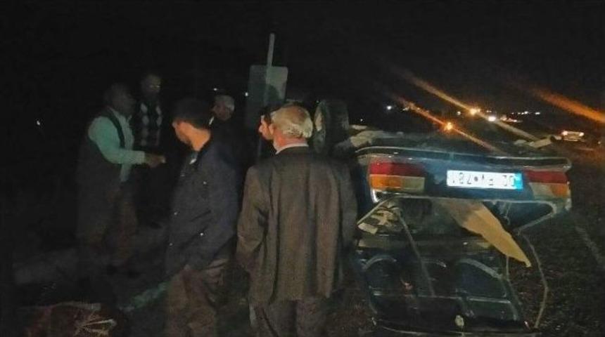 İki Otomobil &Ccedil;arpıştı