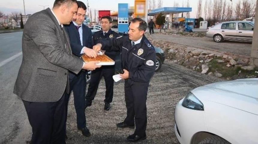 Beyşehir&rsquo;de Uygulama Yapan Polislere Baklava İkramı
