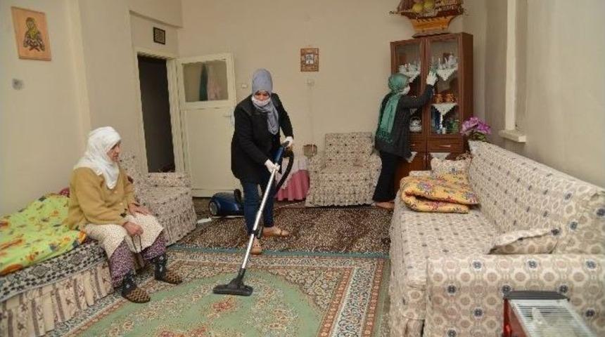 Yaşlılara Evde Bakım Hizmeti Devam Ediyor