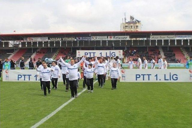 Down Sendromu Çocuklar, Futbolcularla Buluştu