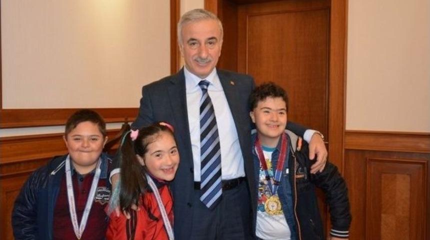 Vali Kam&ccedil;ı, Şampiyonları Kutladı