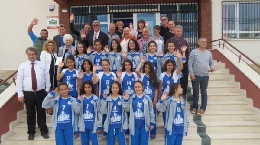 Didim&rsquo;de G&ouml;n&uuml;ll&uuml; Yabancılardan Spora Destek