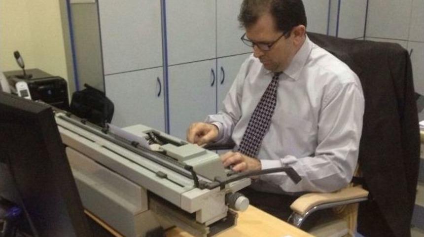 Emektar Daktilosuna G&ouml;z&uuml; Gibi Bakıyor