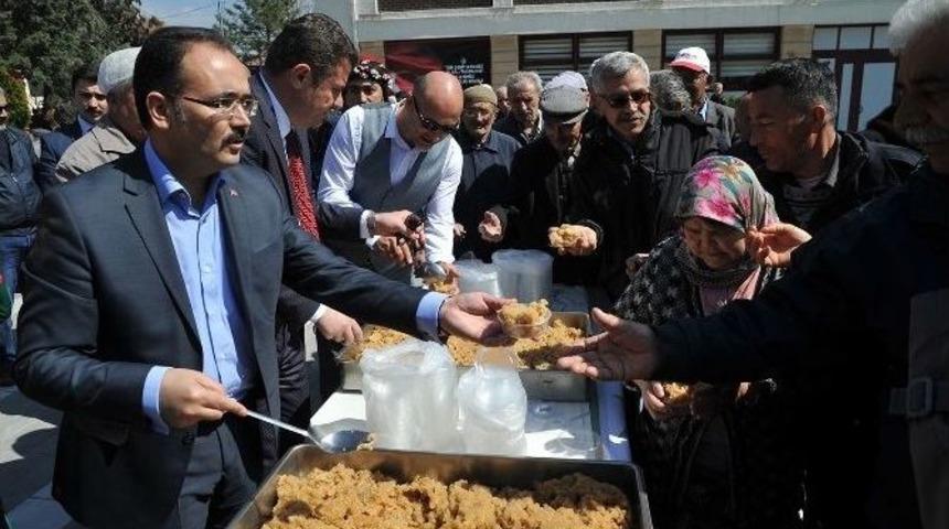 Uşak&rsquo;ta Başkanlar, Şehitlerin Ruhu İ&ccedil;in Un Helvası Dağıttı