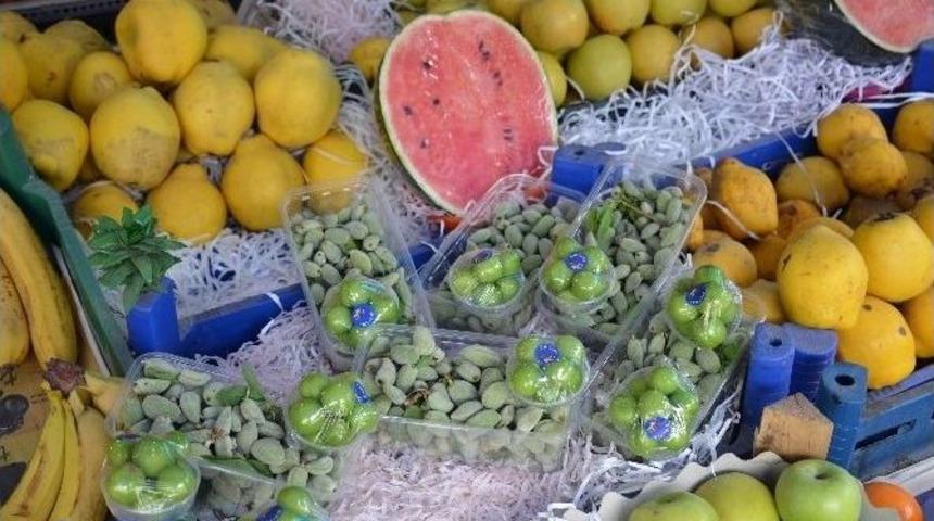 Bug&uuml;nlerde Tezgahlarda Yerini Alan Karpuz Cep Yakıyor