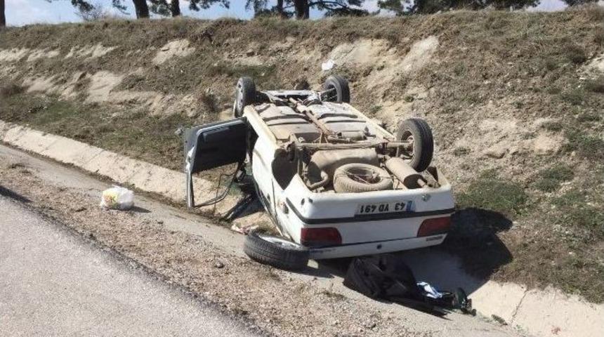 K&uuml;tahya&rsquo;da Otomobil Takla Attı: 2 Yaralı