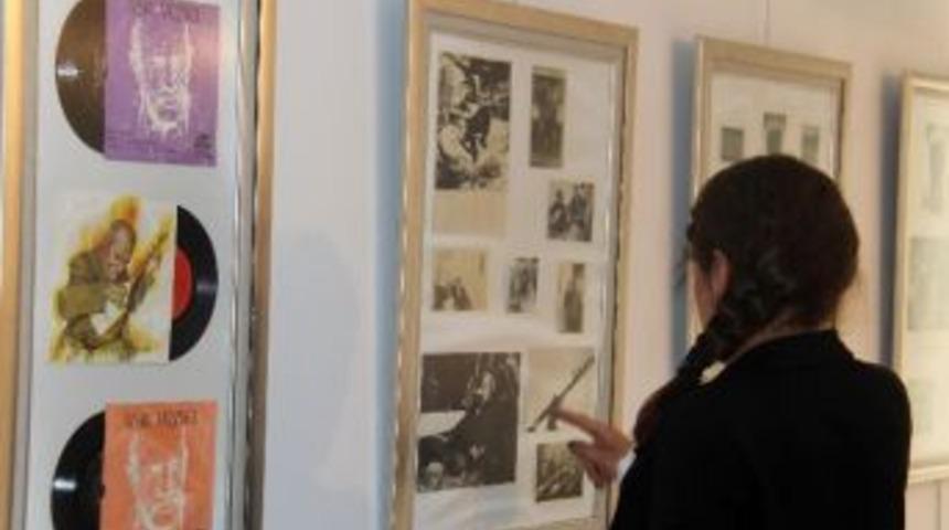 Aşık Veysel Dostlarını Bekliyor