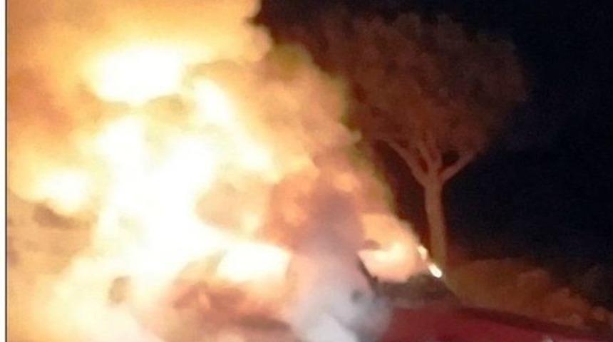 Ayvalık&rsquo;ta İki Otomobil Kundaklandı