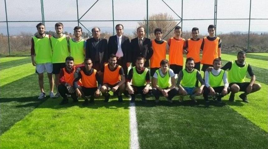 Burhaniye&rsquo;de Meslek Y&uuml;ksek Okulu Halı Sahası Hizmete Girdi