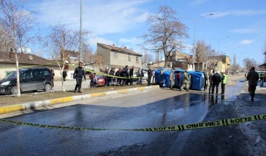 Askeri Ara&ccedil; İle Otob&uuml;s &Ccedil;arpıştı: 4&rsquo;&uuml; Asker 6 Yaralı