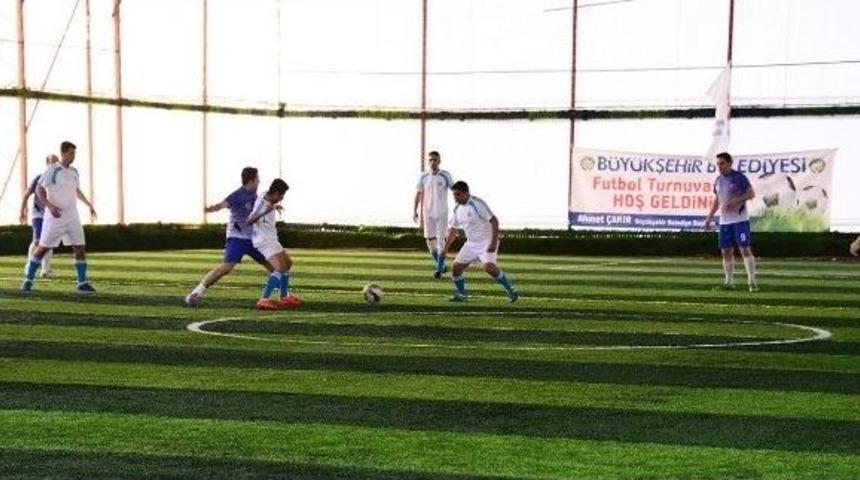 Halı Saha Futbol Turnuvası&rsquo;nda 4 Takım Gruplardan &Ccedil;ıkmayı Garantiledi