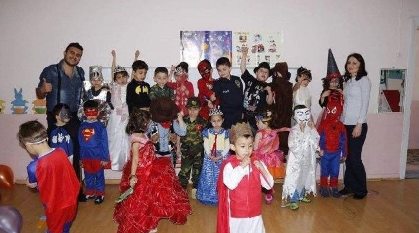 Atat&uuml;rk İlkokulu Ana Sınıfında İlk Kez Kost&uuml;m Partisi D&uuml;zenlendi