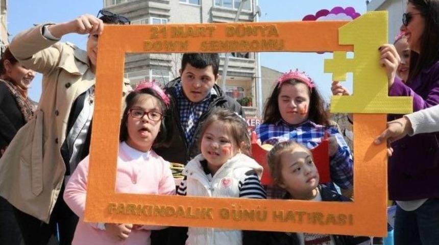Down Sendromu Farkındalık G&uuml;n&uuml;&rsquo;n&uuml; Renkli &Ccedil;orapla Kutladılar