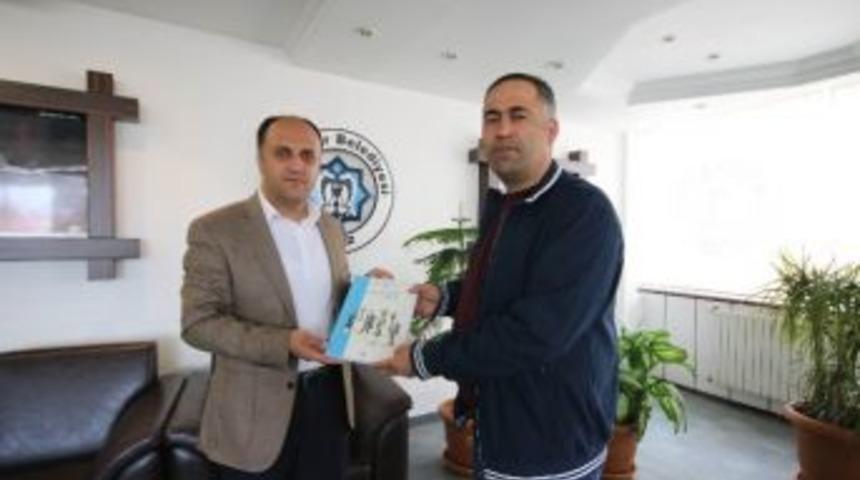 &ldquo;y&ouml;netim Bilimi&rdquo; Kitabını Yazan &Ouml;ğretmen, &Ouml;zaltun&rsquo;a Ziyaret