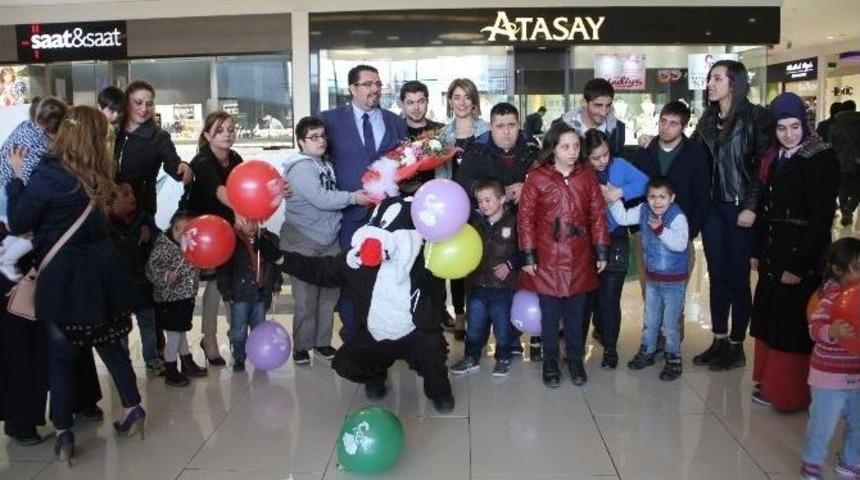 Down Sendromu &Ccedil;ocukların Avm Keyfi