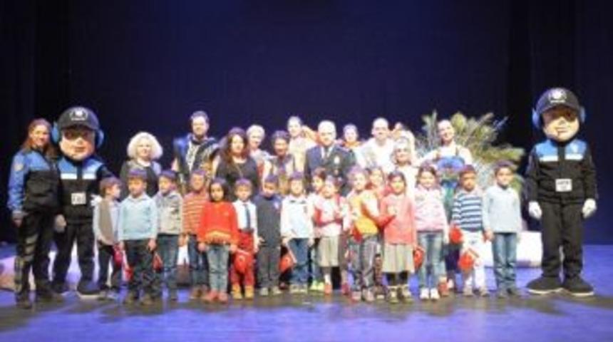 Bartınlı &Ouml;ğrencilerin Tiyatro Keyfi