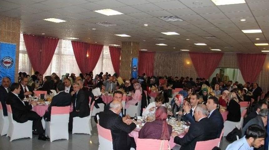 Eğitim Bir-sen Aday &Ouml;ğretmenleri Bir Araya Getirdi